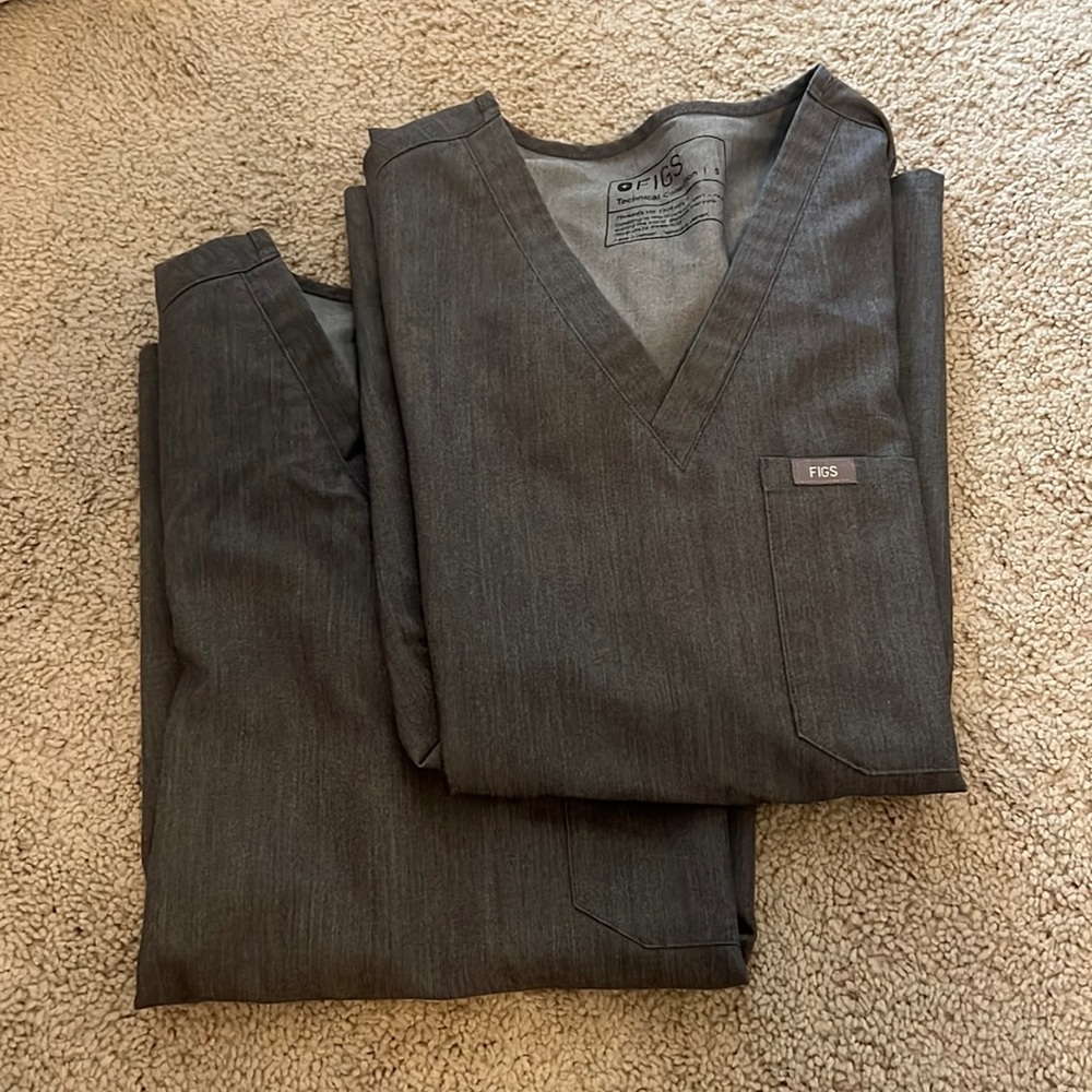 2x FIGS Catarina scrub tops size S in graphite